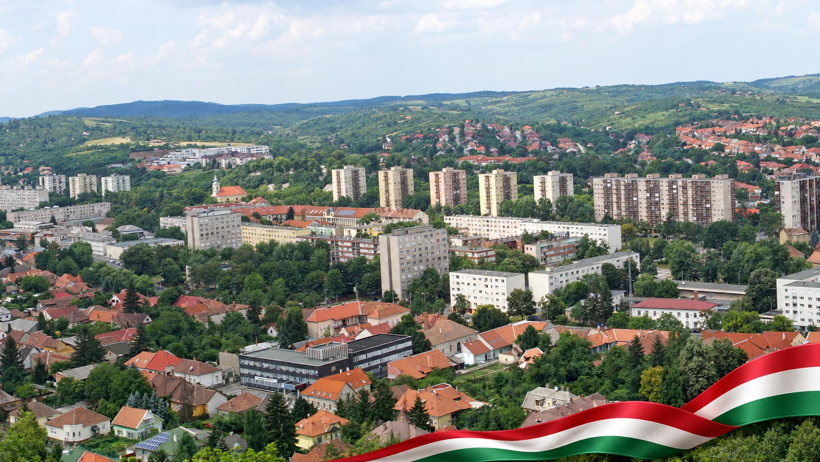 Miskolc panorámája piros-fehér-zöld szalaggal, az 1956-os forradalom emlékére.